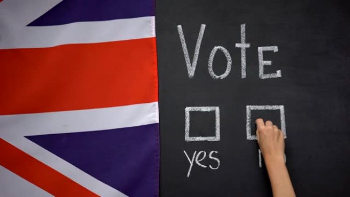 背景是英国国旗，在投票中手写没有答案，议会选举