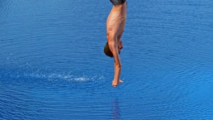 SLO MO男潜水员在跳水比赛中撞到游泳池之前在空中伸直身体