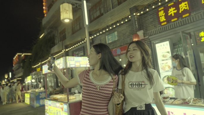 两美女逛夜市美食街聊天欢笑随镜头转圈圈