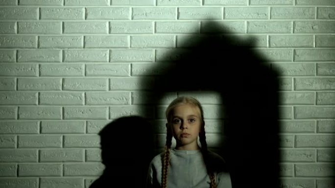 小女孩后面墙上的房子影子，孤儿需要家和家人