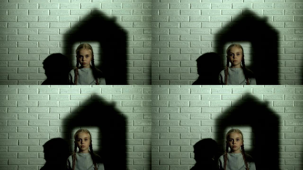 小女孩后面墙上的房子影子，孤儿需要家和家人