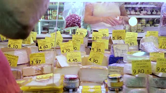 食品市场，老太太买果酱和奶酪