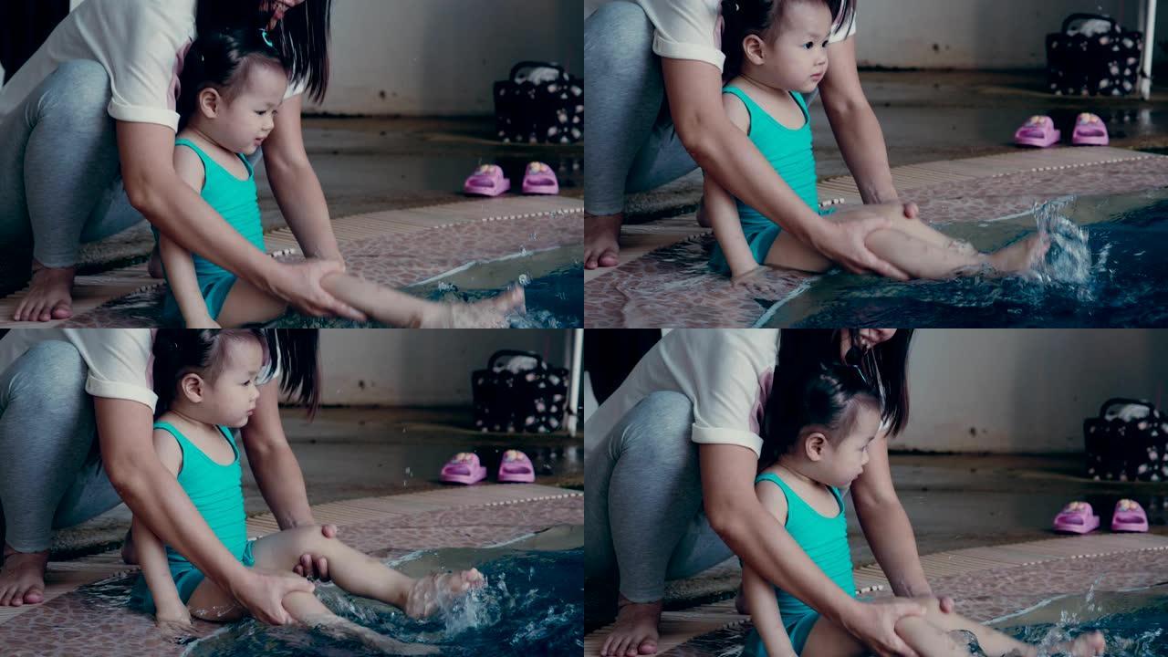 可爱的有趣的女婴和妈妈一起学习游泳