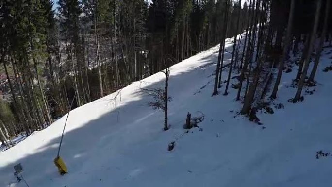 滑雪者的滑雪道。从滑雪缆车观看。