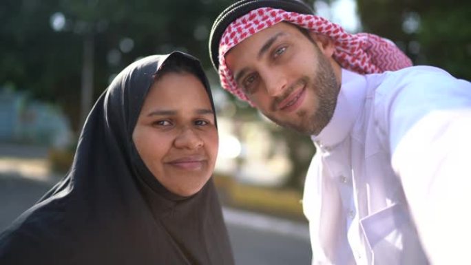 阿拉伯中东夫妇在街上自拍