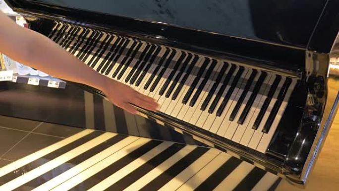 在4k中滑动钢琴琴键的四个视频