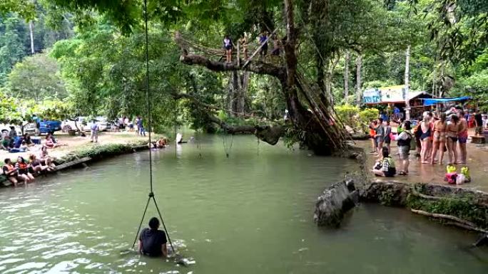 游客在老挝旺旺的蓝色泻湖享受