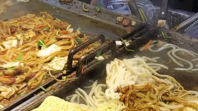 韩国首尔明洞街美食大锅中的Yakisoba。