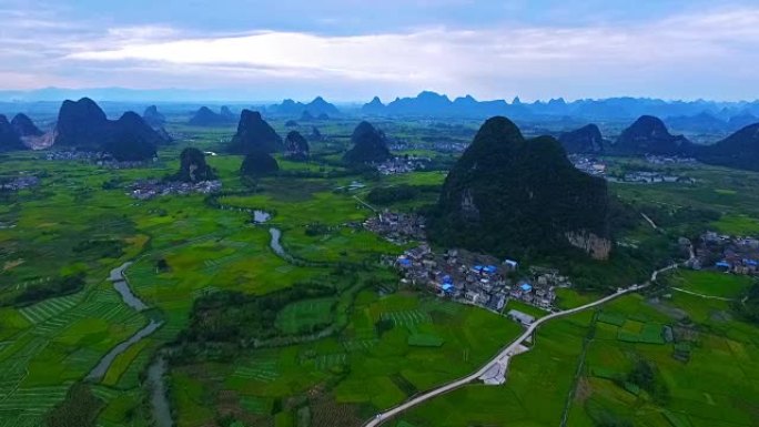 中国桂林阳朔兴平农田和喀斯特地貌黄昏