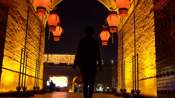 中国春节期间在西安城墙上行走的女人