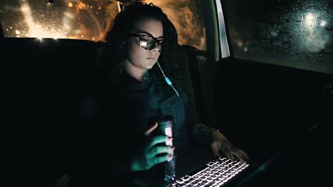 女人在汽车上使用笔记本电脑
