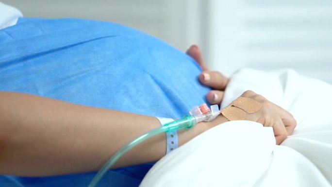 孕妇痛苦的宫缩躺在病床上，诊所分娩