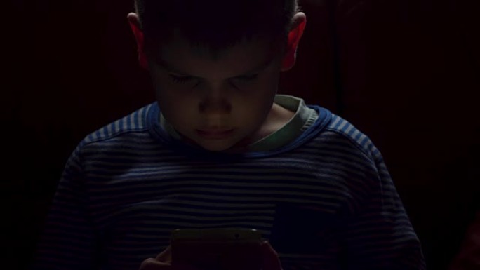 小男孩上网智能手机打字通话购物自拍短信