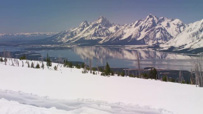 美丽的冰雪覆盖的山峰和杰克逊湖的鸟瞰图