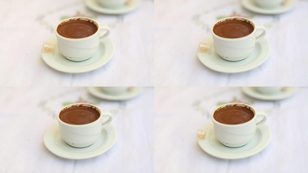 一杯土耳其咖啡在咖啡桌上供应土耳其软糖