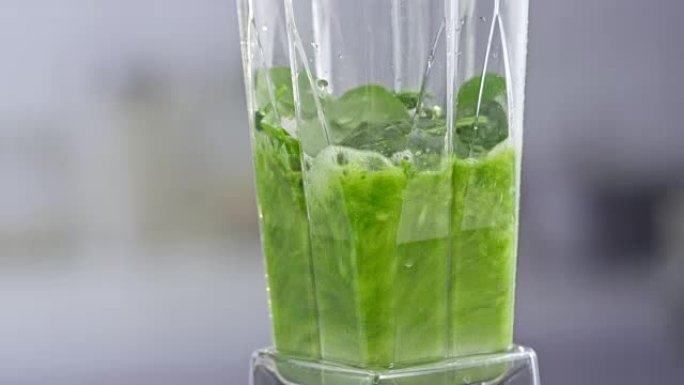 搅拌机混合绿色冰沙