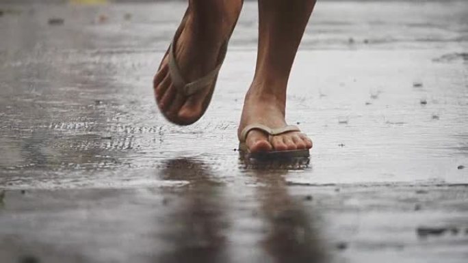 女人在雨天走在城市街道上