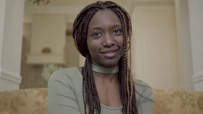 年轻漂亮的非洲裔美国女性在社交网络上通过笔记本电脑视频通话的镜头说话的肖像