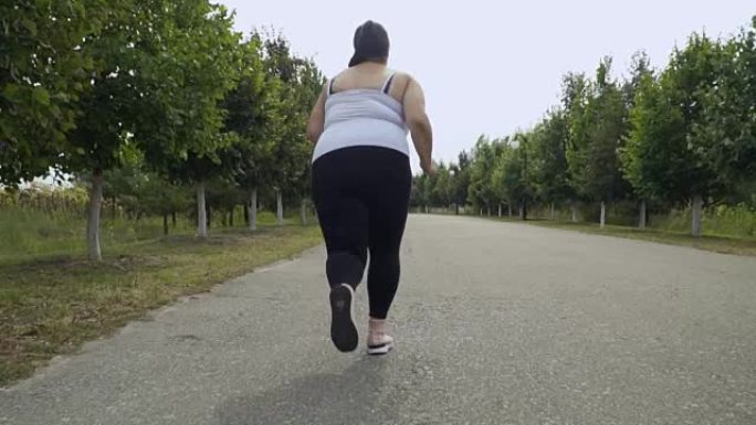 胖女孩沿路奔跑胖女孩减肥跑步