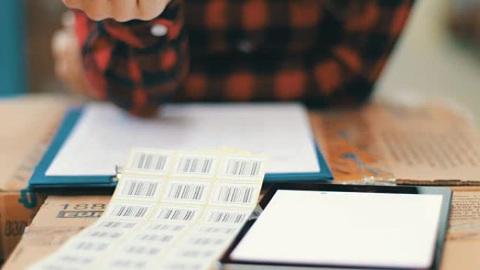 使用平板电脑的漂亮仓库经理