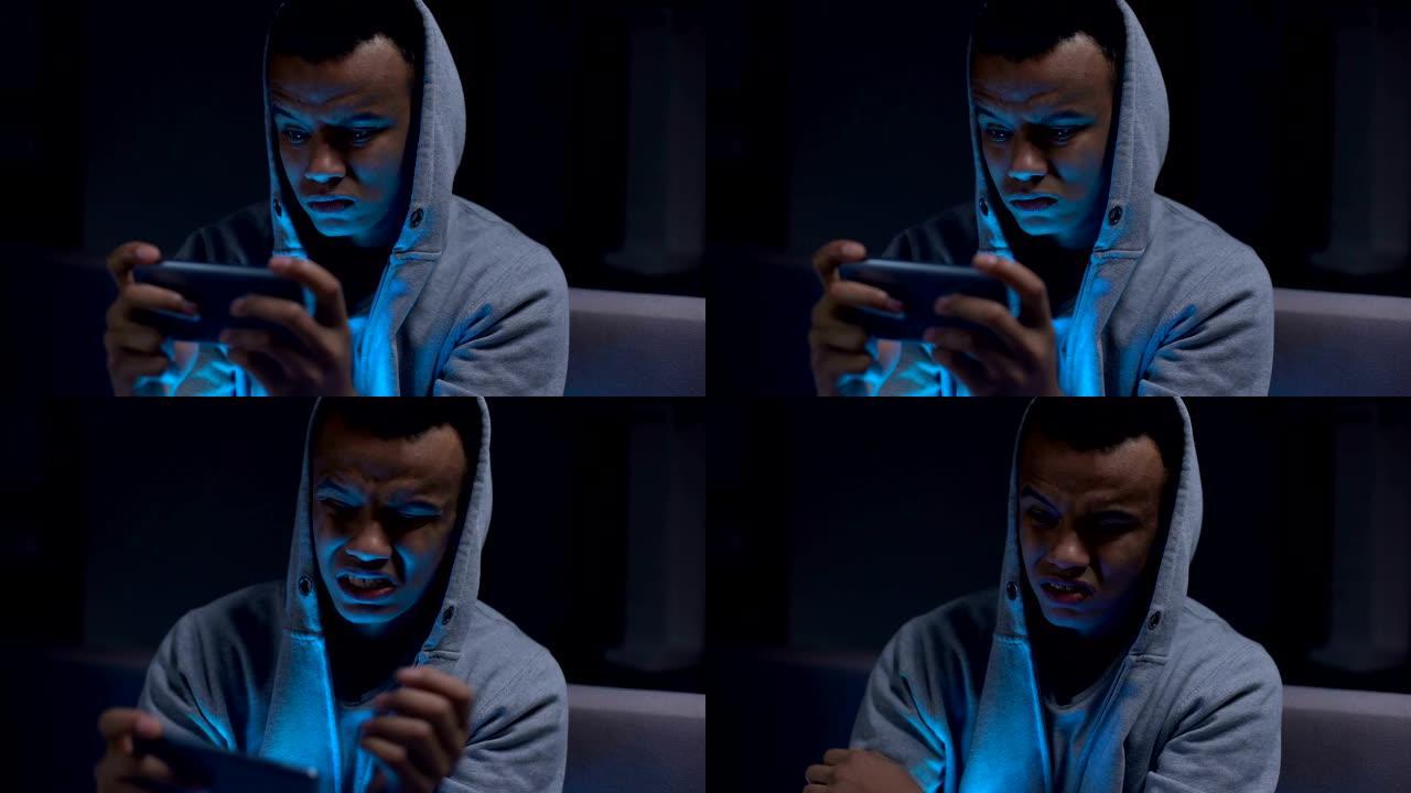 不幸的非裔美国青少年拖延者在智能手机上失去视频游戏