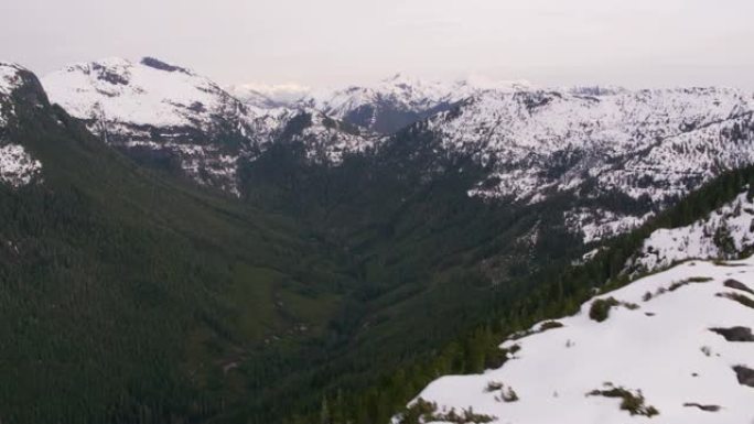 白雪山脉的鸟瞰图。
