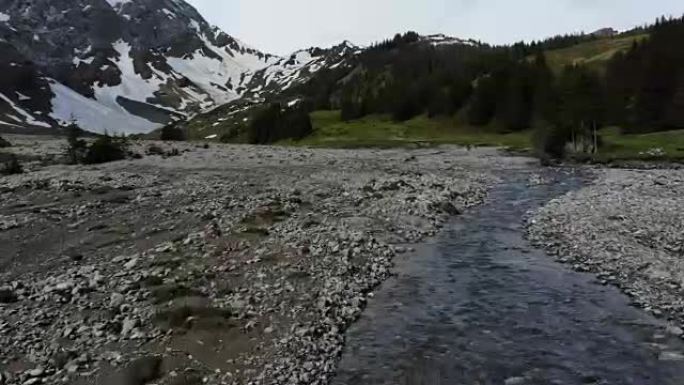 瑞士阿尔卑斯山的山间溪流从积雪中流出