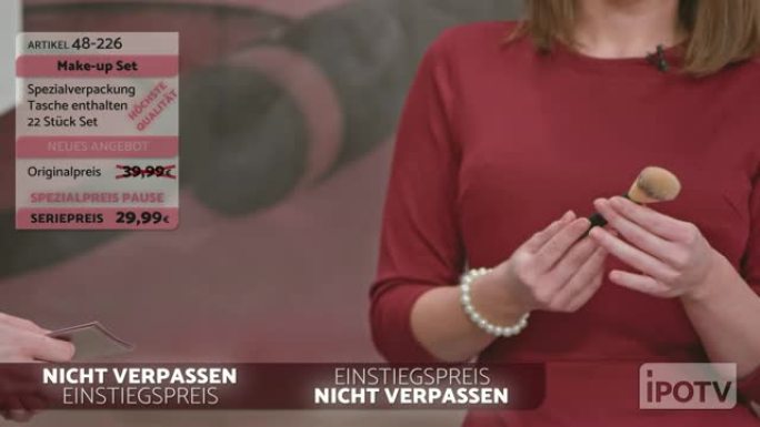 德语中的信息电视蒙太奇: 女性信息电视节目主持人与化妆师交谈，展示化妆刷