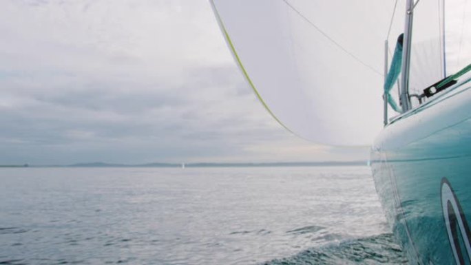 在部分阴天，帆船驶过华盛顿的普吉特海湾时的慢动作镜头
