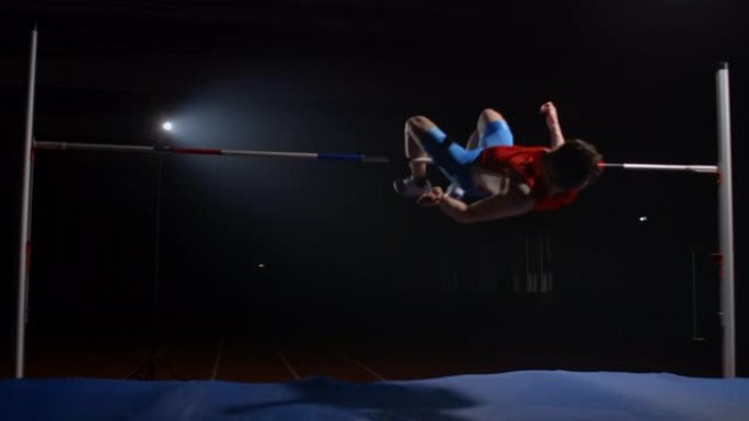 一名职业运动员在跳高时跳过横杆并撞倒横杆。
