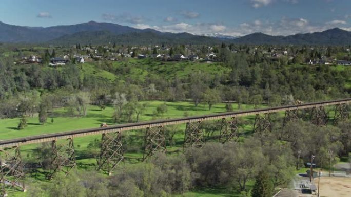 加利福尼亚州雷丁高架铁路上的轨道维修车-无人机射击
