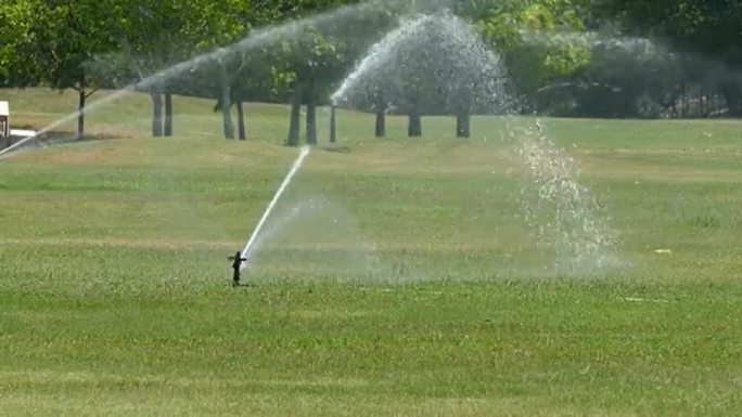 洒水器喷水公园草地洒水器喷水