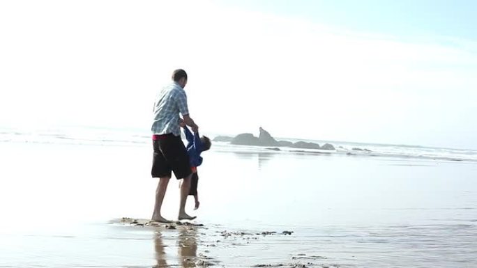 父子在海滩玩耍父子在海滩玩耍沙滩