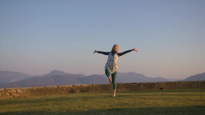 女人在山顶上跳舞