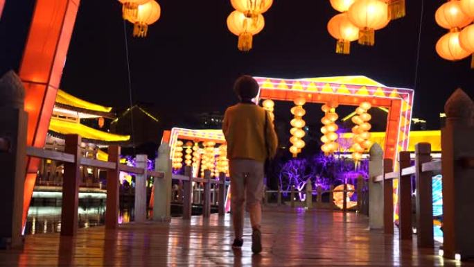 女人为庆祝中国春节而游灯