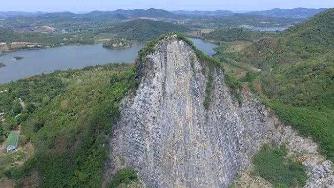泰国春武里府Sattahip的Khao Chee Chan悬崖上的佛像雕刻悬崖