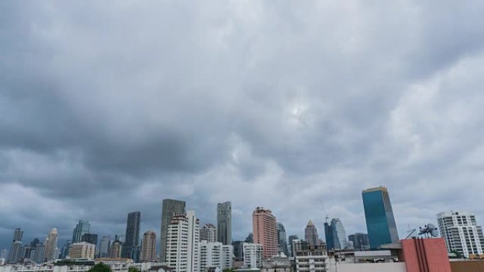 下雨前，时间流逝的云漂浮在城市上空。