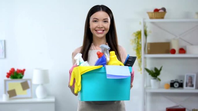微笑的女人拿着洗衣粉，清洁服务，家政服务