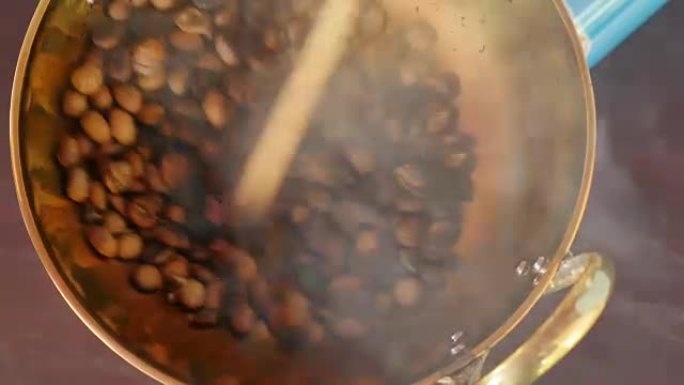 泰国黄铜锅烘焙咖啡豆。