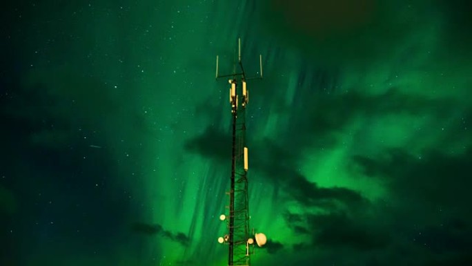 挪威罗弗登群岛的夜空上的北极光 (北极光) 的4k时间流逝，云和天线