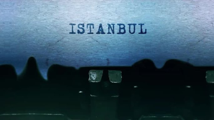 伊斯坦布尔用一台老式打字机在纸上打字。