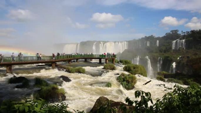 游客参观美妙的伊瓜苏瀑布