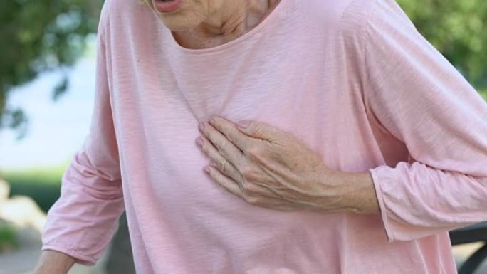 成年妇女呼吸困难，在公园散步时感到心脏病发作