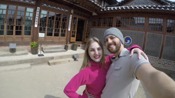 夫妇旅行者在韩国首尔的一个著名地方自拍
