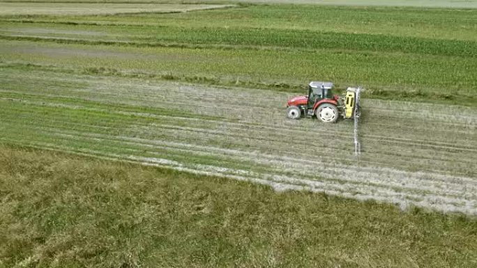 用联动喷雾器喷洒农作物的空中拖拉机