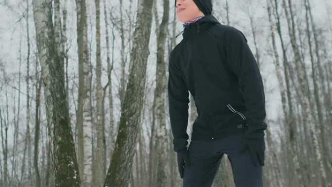 一个年轻人在冬天的森林里慢跑，累了，停下来喘口气。他恢复了体力，克服了乏力，继续奔跑。坚持不懈，克服