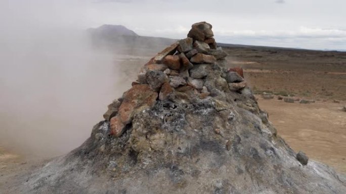 热蒸汽在崎的火山山坡上逸出岩石堆