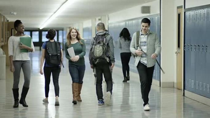 年轻的成年学生在学校欺负另一名学生