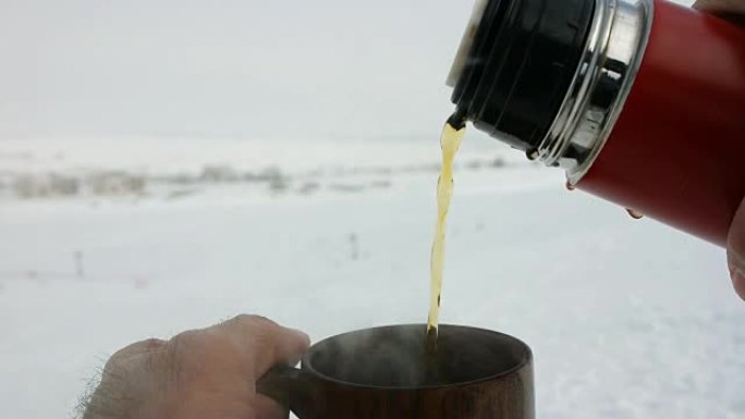 滑雪道上的保温茶和大咖啡杯