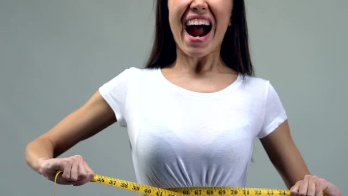 亚洲女性腰部几乎没有收紧胶带，厌食症概念，健康